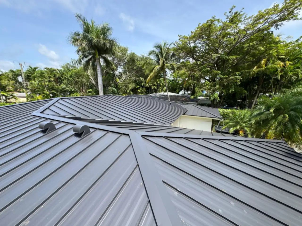 Metal roof installed by Moura